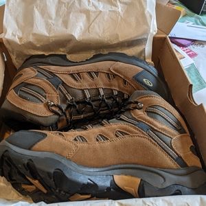 HI-TEC MENS HIKING BOOTS